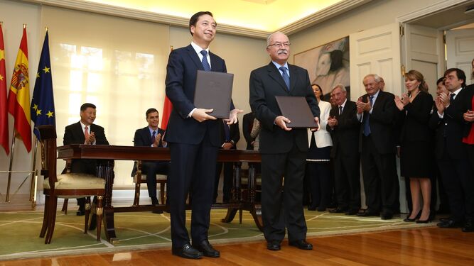 Mao Jianhong y Manuel Morón. Detrás, Xi Jinping y Pedro Sánchez.