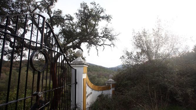 Uno de los accesos a la finca La Almoraima.
