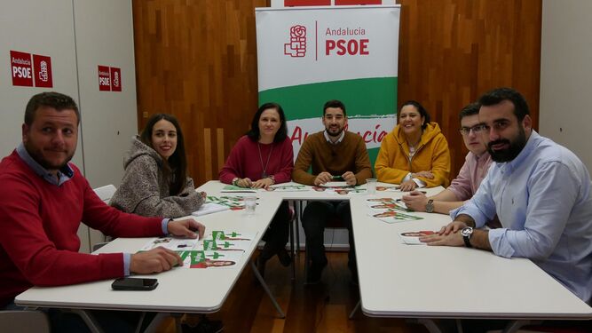 Reifs, en el centro, con dirigentes del PSOE.