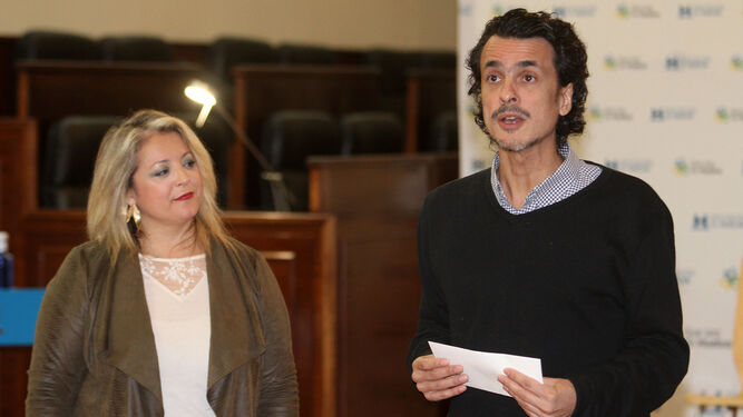 El dramaturgo algecireño Luis Felipe Blasco se dirige al público acompañado por la diputada de Cultura de Huelva, Lourdes Garrido.