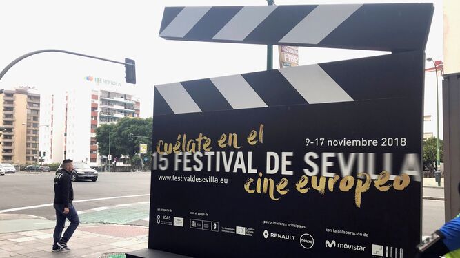 Un hombre pasa cerca de un cartel del SEFF en las inmediaciones de los cines Nervión Plaza, durante la semana del festival.