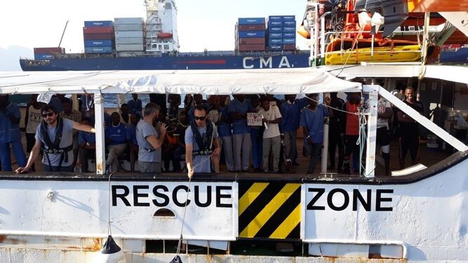 El 'Open  Arms  arribando al puerto de Barcelona el pasado julio para desembarcar a 60 inmigrantes rescatados ante las costas libias.