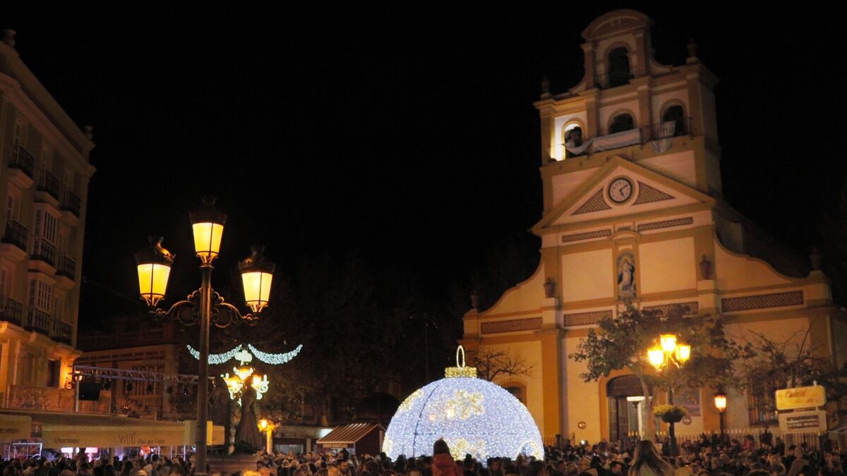 La bola navideña, en el centro de la Plaza de la Iglesia