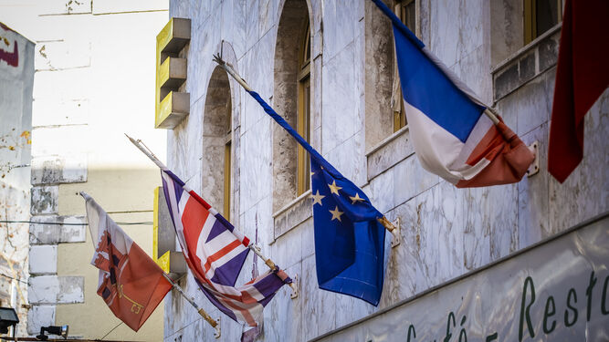 Banderas ajadas (la europea incluida) en la fachada de un hotel que vivi&oacute; mejores tiempos en el pasado.