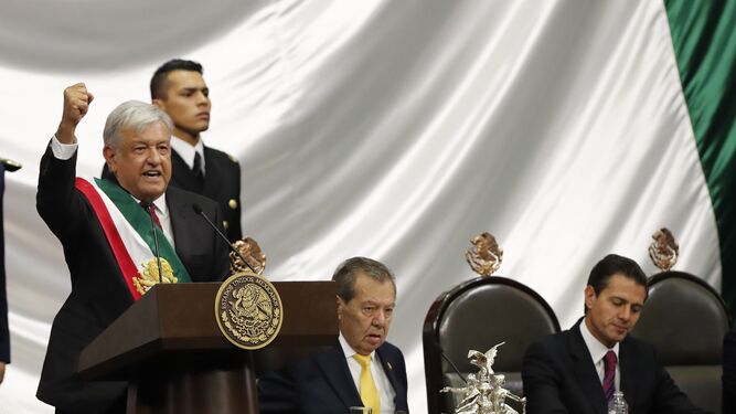 López Obrador levanta el puño durante su investidura.