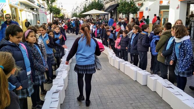 Los escolares colocaron 1.000 cajas de cartón a lo largo de la céntrica calle Ancha.