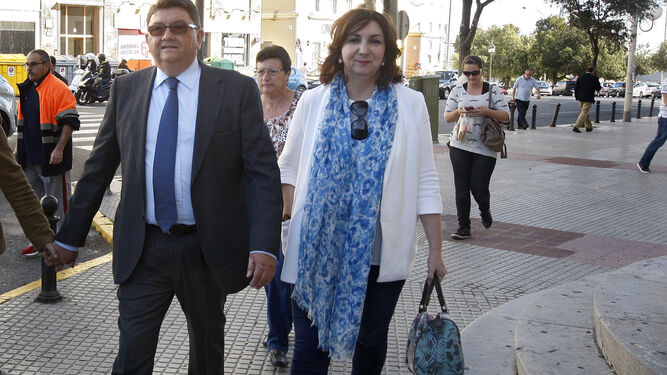 Los ex alcaldes de Rota Lorenzo Sánchez y Eva Corrales, a su llegada a la Audiencia de Cádiz.