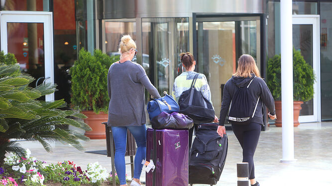 Turistas llegando a un hotel de Chiclana.