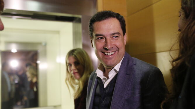 Juanma Moreno, candidato a presidente de la Junta de Andalucía, saliendo de la sede del PP-A.