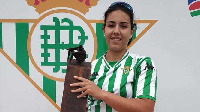 Valeria Palma, con su trofeo de vencedora de la última edición de la regata Sevilla-Betis