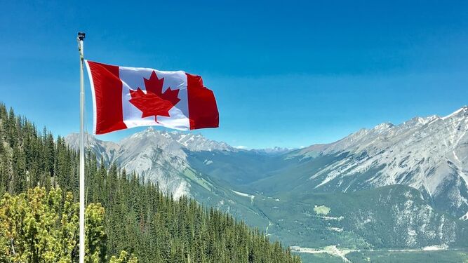 La bandera de Canadá ondeando