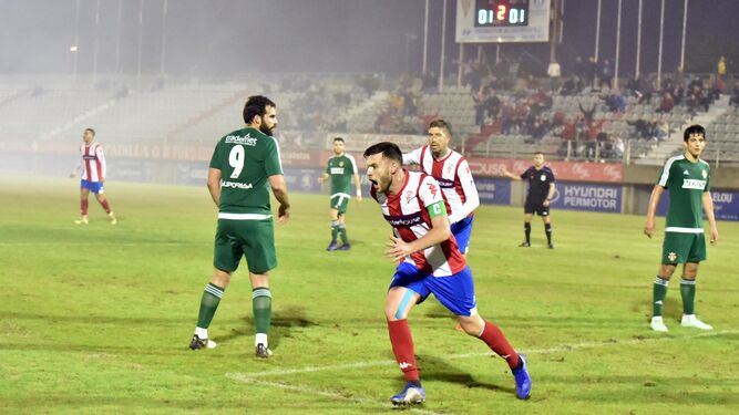 Iván celebra el 2-1 del Algeciras ante el Espeleño.