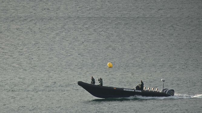 Una patrullera de la Guardia Civil surca las aguas de la Bahía de Algeciras.