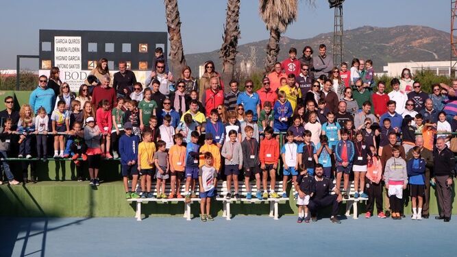 Los participantes en el Andaluz benjamín de la línea, antes del arranque de la competición.