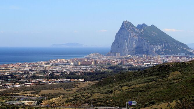 Una vista de la ciudad de La Línea, presidida por el Peñón de Gibraltar.