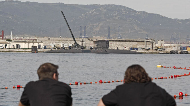 Dos personas observan el submarino 'HMS Talent', en una escala anterior en Gibraltar