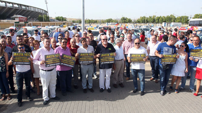 Miembros de la Asociación Provincial de Autoescuelas de Córdoba  pidiendo el fin de la huelga de los examinadores el año pasado.