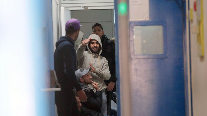 Algunos de los inmigrantes llegados a Cádiz el domingo, fotografiados en la Comisaría.