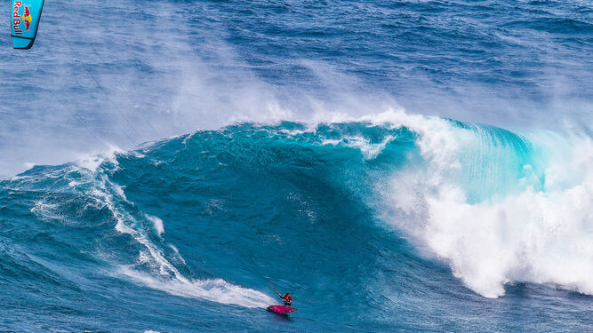 Gisela Pulido surfea una ola gigante.