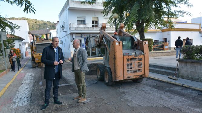 Ruiz Boix y Ordóñez supervisan una actuación de asfaltado