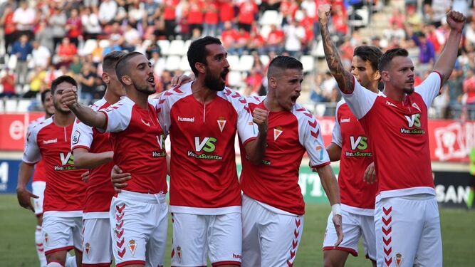 Jugadores del Real Murcia festejan un gol