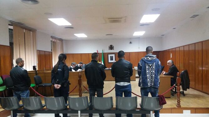 Los acusados, de pie, en el banquillo justo antes de la celebración del juicio.