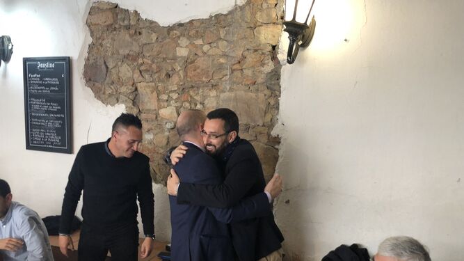 El alcalde de La L&iacute;nea Juan Franco y Raffaele Pandalone se abrazan.