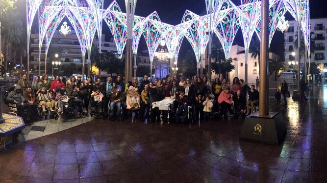 Los usuarios de Asansull, bajo las luces de Navidad de la Plaza Alta.