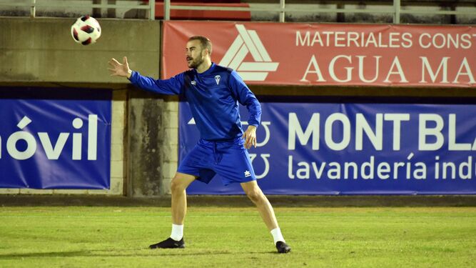 Borja Vicent, con un balón en el entrenamiento del pasado miércoles.