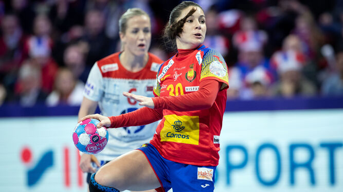 Una de las jugadoras de España se dispone a lanzar ante Noruega.