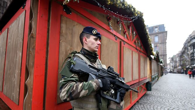 Un soldado custodia la zona del mercado navideño de Estrasburgo