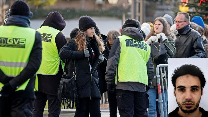 Imagen de Chérif Chekatt facilitada por la policía que aparece registrando a ciudadanos en un puente de Estrasburgo.