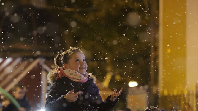 Una niña disfruta de la nieve en La Línea.