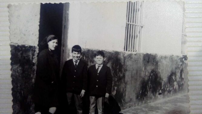 Escena familiar callejera en los primeros años sesenta del pasado siglo en San Fernando.