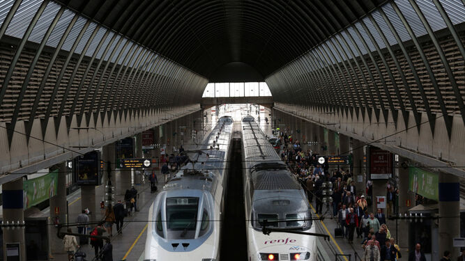 Dos trenes en la estación de Santa Justa de Sevilla.