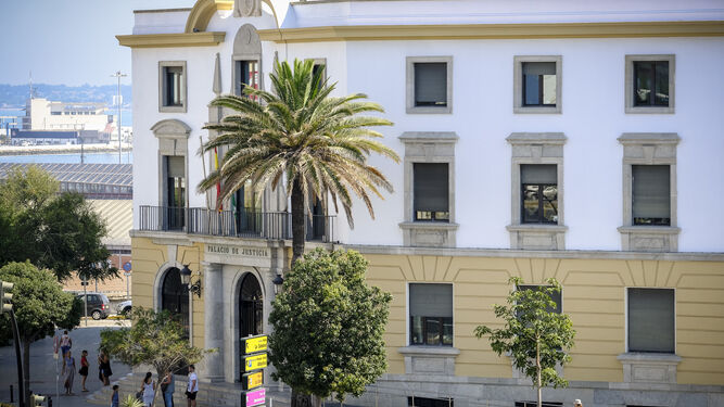 Fachada de la Audiencia Provincial de Cádiz, donde se celebró el juicio el pasado mes de noviembre.