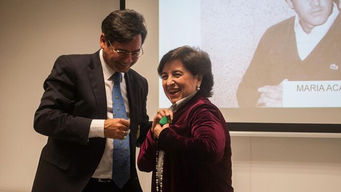 Maria Acacia López, sonriente con su medalla