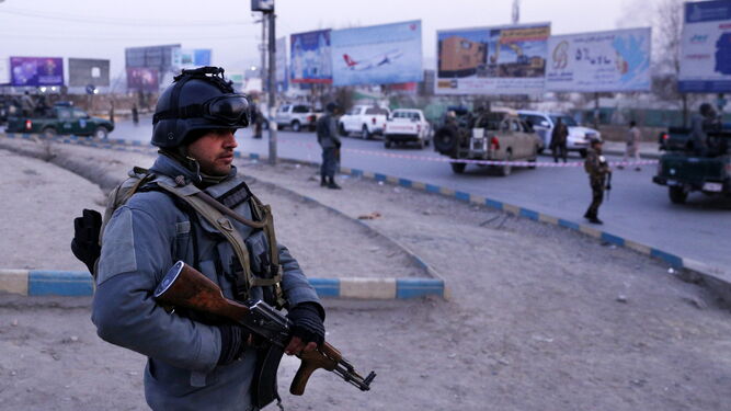 Un miembro del equipo de seguridad vigila el acceso al escenario del ataque de este lunes en Kabul.