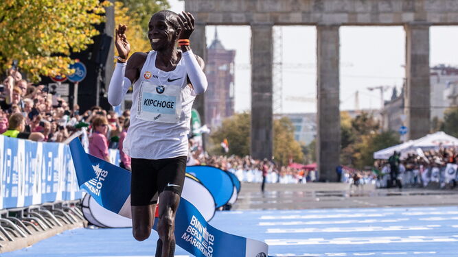 El keniano Eliud Kipchoge cruza la línea de meta del Maratón de Berlín con el récord mundial de la distancia.