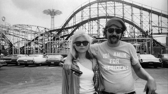 Lester Bangs (Escondido, California, 1948 – Nueva York, 1982), con Debbie Harry, cantante de Blondie, antes de que rompieran su amistad por un texto del crítico.