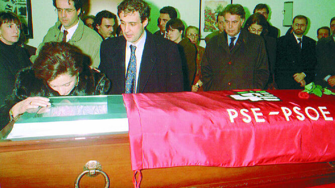 La viuda de Fernando Múgica ante el féretro de su marido, asesinado el 6 de febrero de 1996 en San sebastián, y con Felipe González al fondo.