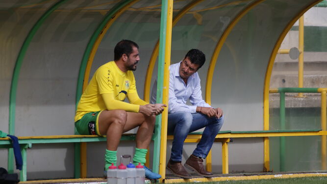 Paco Borrego y Escobar conversan durante un entrenamiento.