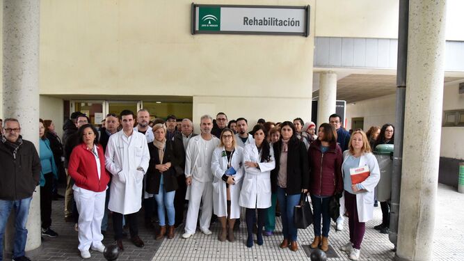 Protesta por la falta de médicos rehabilitadores en el hospital Punta de Europa