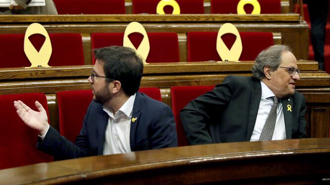 Aragonés y Torra, en sus escaños durante un Pleno del 'Parlament'.