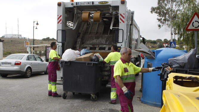Trabajadores de Arcgisa recogen la basura en Los Barrios