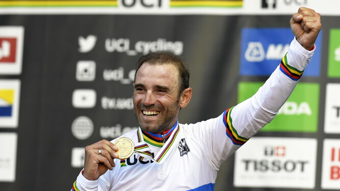 Alejandro Valverde muestra la medalla de oro lograda en el Mundial.