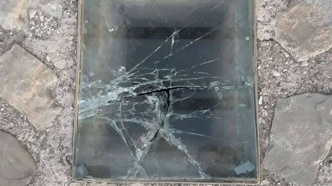 Detalle de uno de los vidrios de seguridad rotos.