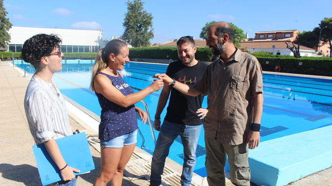 El alcalde entregó las llaves de las piscinas a la cooperativa de trabajadores, el pasado verano