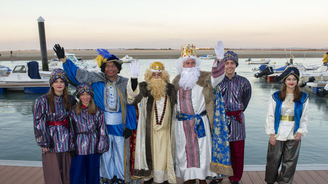 Reyes Magos y sus pajes en el embarcadero del Club Náutico Río San Pedro