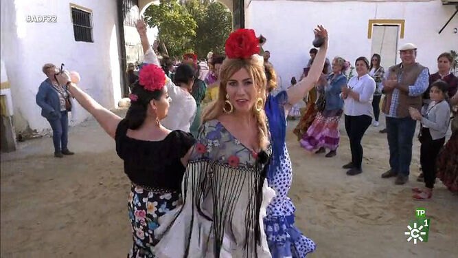Una de las reporteras de 'Andalucía de Fiesta' en plena exaltación de los tópicos